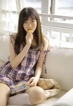 182视频功能界面展示，包含触摸互动游戏和3D黄油场景